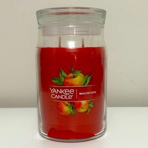 Yankee Candle Macintosh‎ in Bold Red